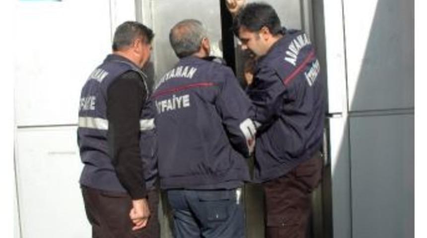 Anne İle &Ccedil;ocuğu Asans&ouml;rde Mahsur Kaldı