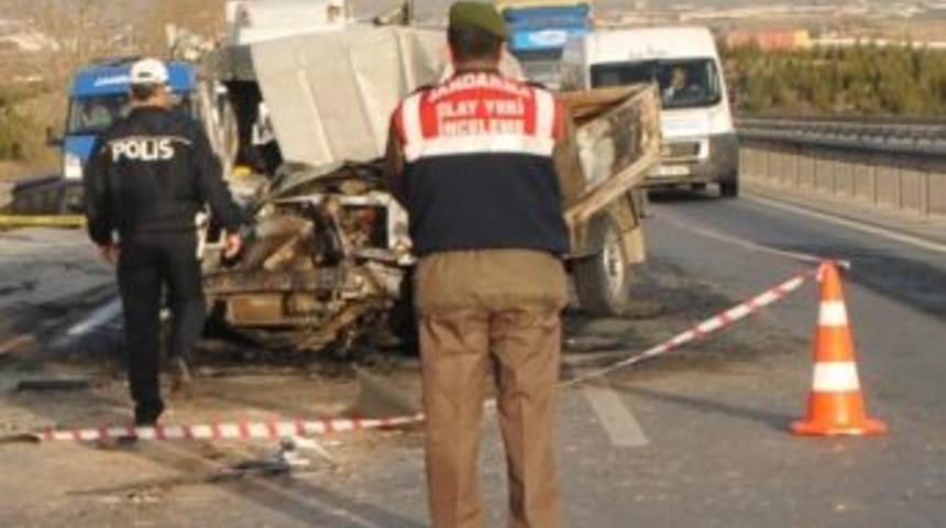 Kamyonette Şıkışan Yaralı Yanarak &Ouml;ld&uuml;