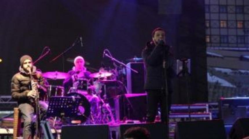 Paland&ouml;ken&rsquo;de Mehmet Erdem Ve Model&rsquo;den Konser