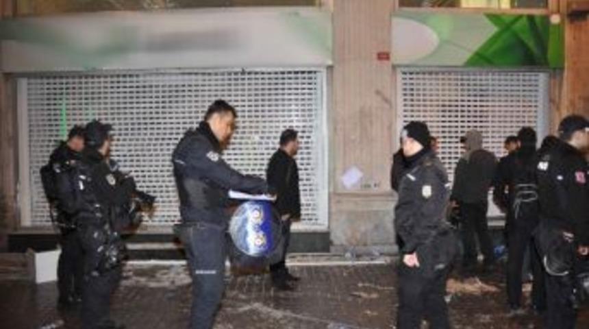 Taksim&rsquo;deki G&ouml;steride Bazı Eylemciler Bankaya Girdi