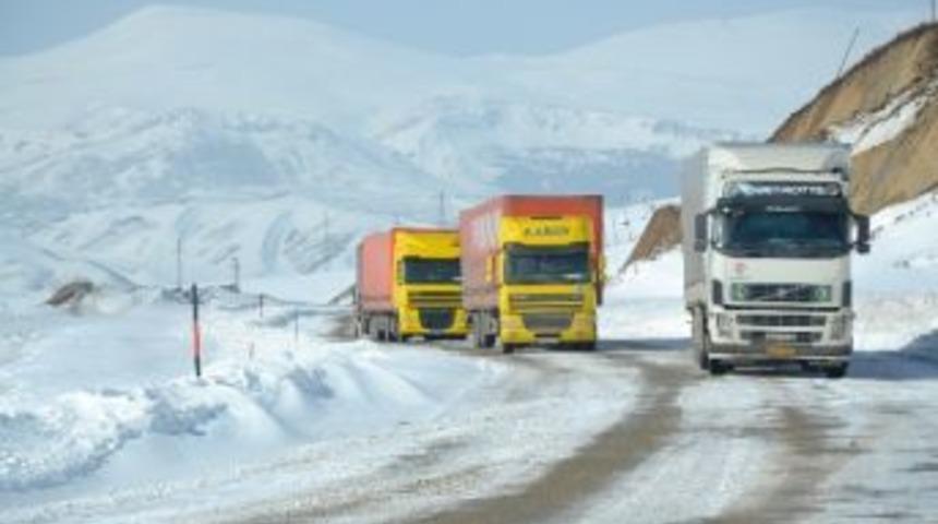 Ilgar Dağında Tır'lar Yolu Kapattı