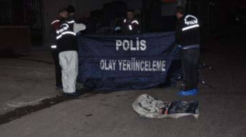 Gasp Edilen Travestiyi Kurtarmak İstedi, Canından Oldu