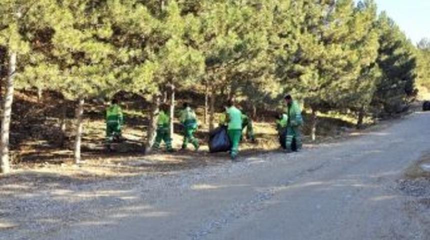 &Ccedil;evre G&ouml;n&uuml;ll&uuml;s&uuml; Belediye Orman Alanını Temizledi