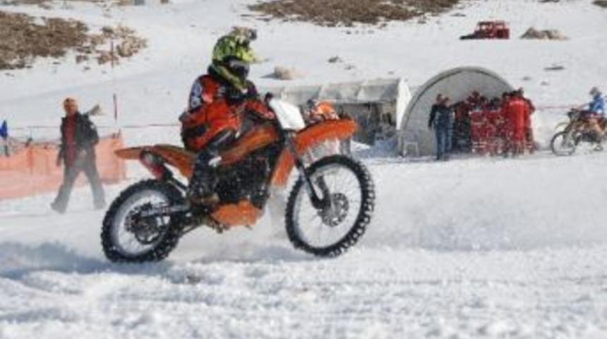 Kar &Uuml;zerinde Motosiklet Yarışı