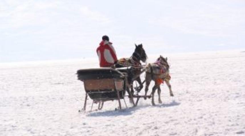 &Ccedil;ıldır G&ouml;l&uuml;ne Yerli Turist Akını