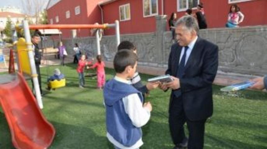 Parklardaki &Ccedil;ocuklara Satran&ccedil; Kitabı