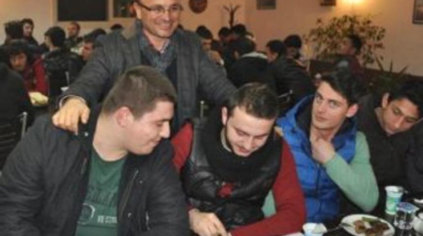 Altınovalı gen&ccedil;lerden, Oral&acute;a tam destek