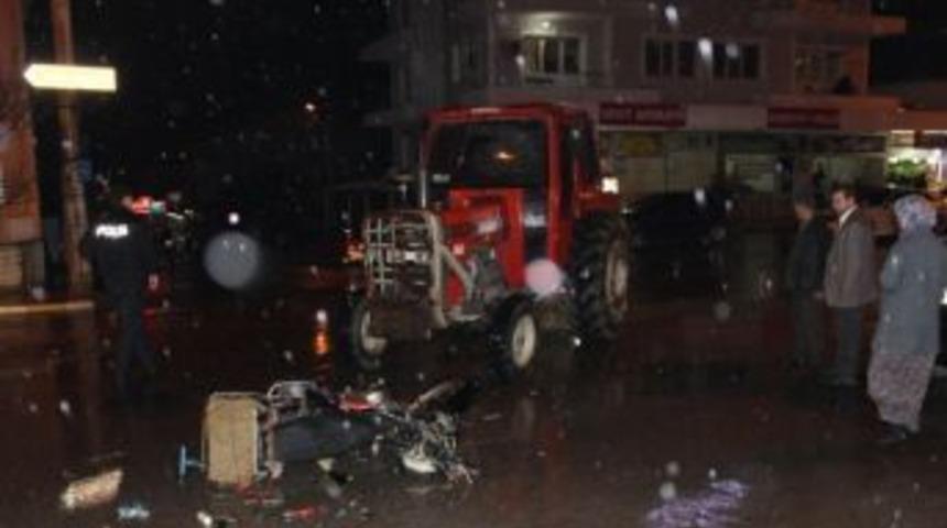 Trakt&ouml;rle Motosiklet &Ccedil;arpıştı: 1 Yaralı