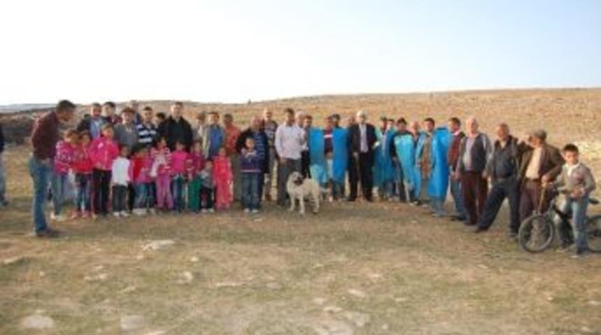 &Ccedil;obanlara Yağmurluk Hediyesi