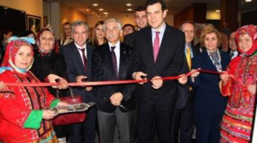 Dr. Esgin, A&ccedil;ılışını Yaptığı Sergide Yaşlı Bir Kadını Muayene Etti