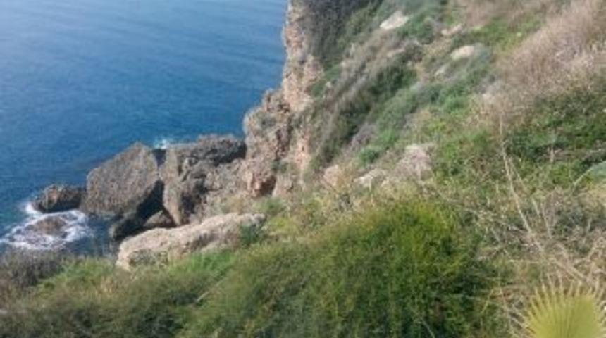 Bunalıma Giren Kadın Falezlerden Atladı