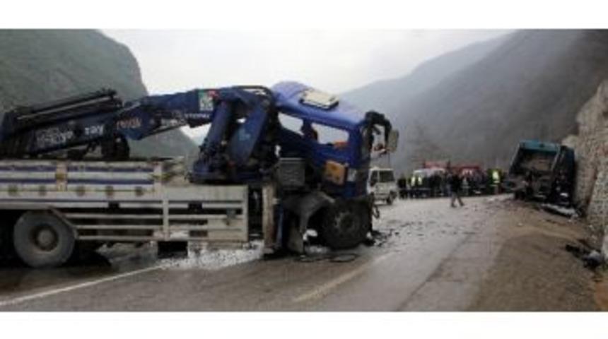 Yenice&rsquo;de Trafik Kazası: 1 &Ouml;l&uuml;, 3 Yaralı