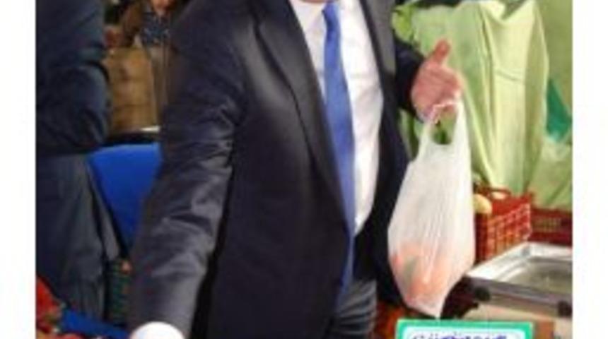 Ak Parti Karşıyaka Belediye Başkan Adayı Tanfer Kemerli Tezgah Başında Mandalina Sattı