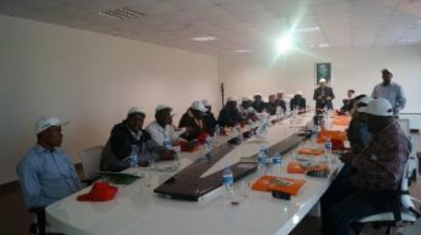 Y&uuml;zde 64'&uuml; Hıristiyan Gana Helal Tavuk İstiyor