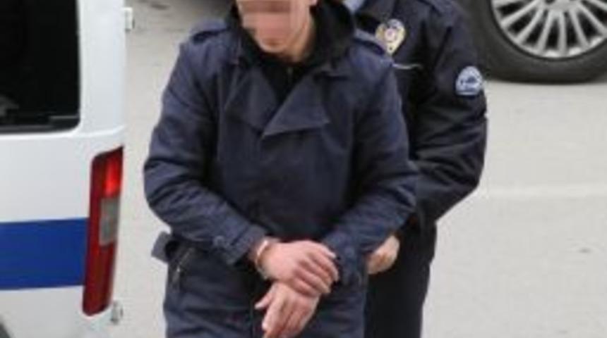 Bı&ccedil;akla Yaralayıp Anahtarlığını Gasp Etti