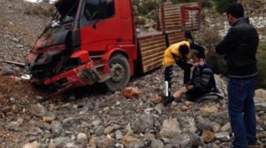 20 Metrelik Şarampolde Yardım Bekledi