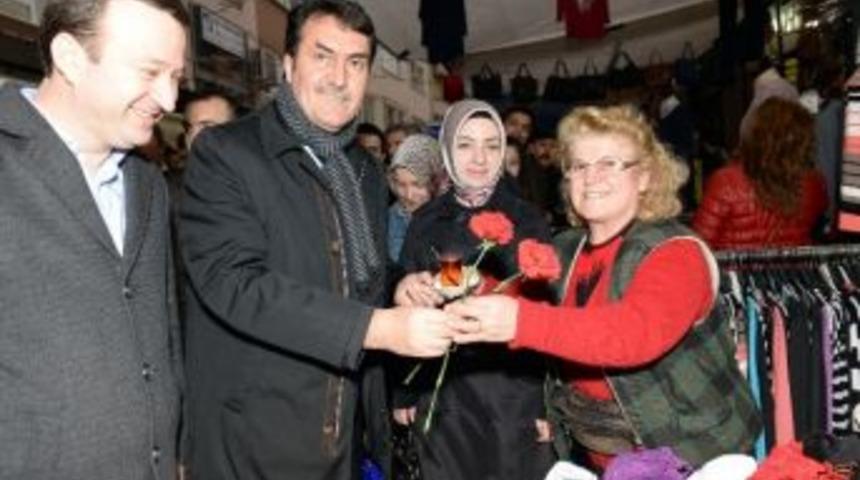 Başkan D&uuml;ndar, Esnaf Ve Vatandaşlara Karanfil Dağttı