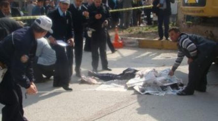 İş Makinesinin &Ccedil;arptığı Yaşlı Adam &Ouml;ld&uuml;