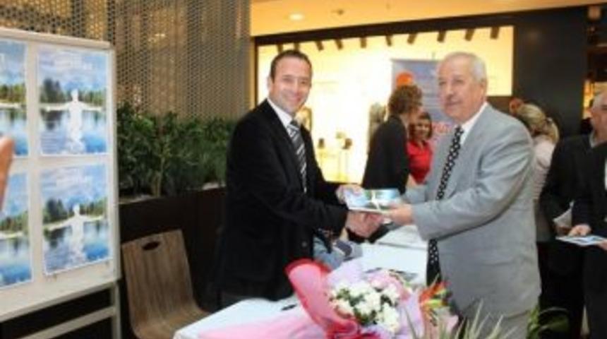 Akduman, Demirpark Avm&rsquo;de Kitabını İmzaladı