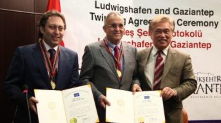 G&uuml;zelbey Ve &Ouml;z&ccedil;&ouml;rek&ccedil;iye Onur Madalyası