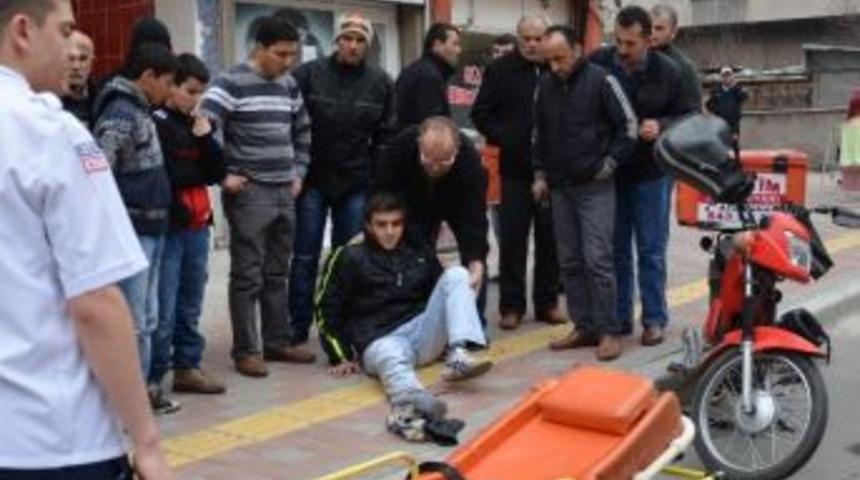 Minib&uuml;s İle Motosiklet &Ccedil;arpıştı: 1 Yaralı