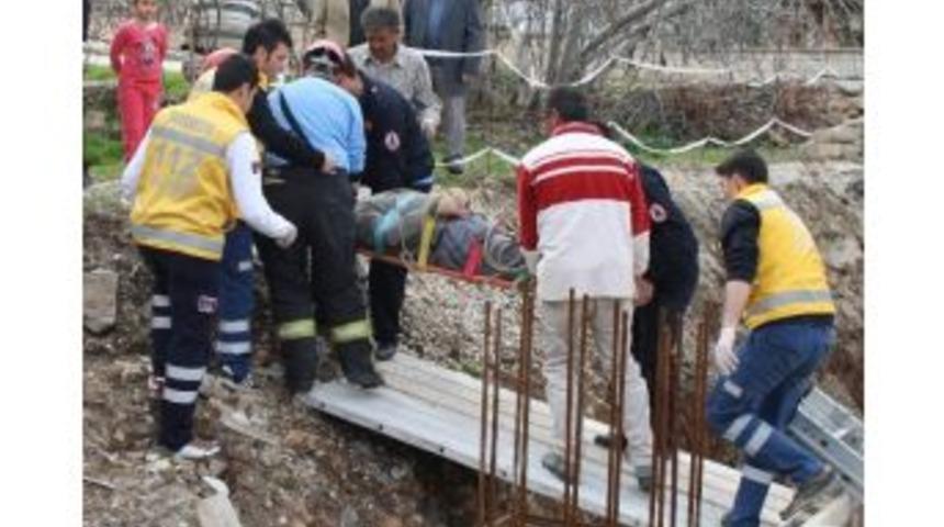 İnşaattan D&uuml;şen İş&ccedil;iyi İtfaiye Ekibi Kurtardı