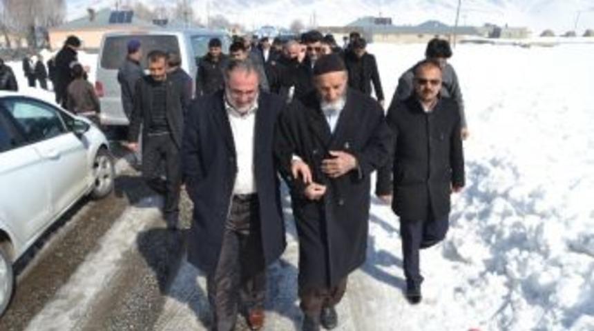 Ak Partili G&uuml;la&ccedil;ar Sınıra Sıfır Noktada K&ouml;yl&uuml;lerle Kucaklaştı