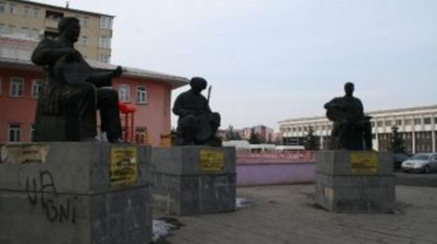 Kars&rsquo;ta Aşık Şeref Taşlıova&rsquo;ya Ait Heykelin Sazı İkinci Kez Kırıldı