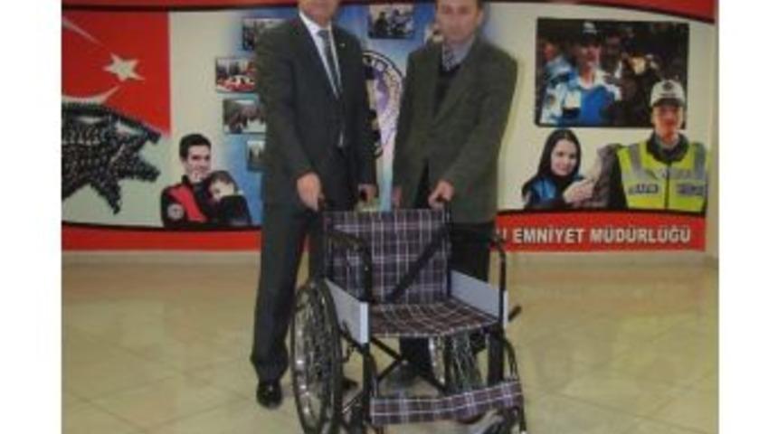 Engelli Vatandaşa Emniyetten Sandalye