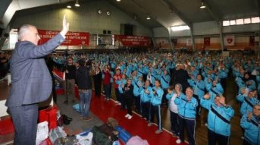 Başkan Zolan'dan Binlerce Kadına Eşofman