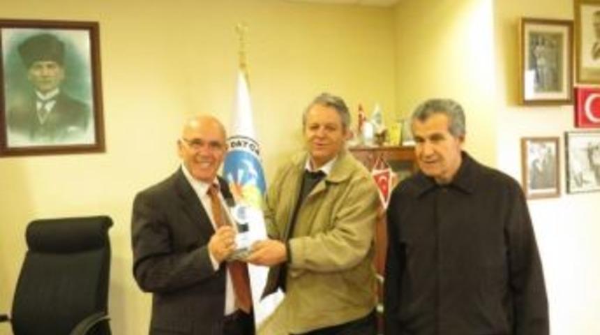 Kent Konseyinden Başkana Plaket