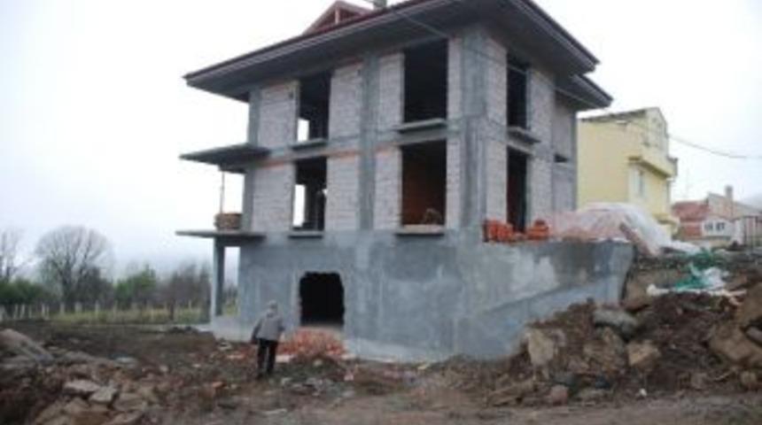 &Ccedil;alınan Otomobilini İnşaatta Buldu