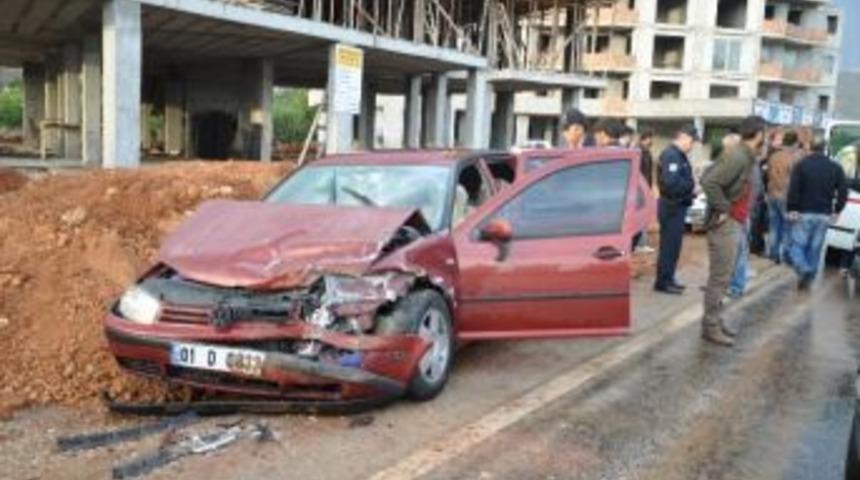 Otomobil Kamyona &Ccedil;arptı: 4 Yaralı