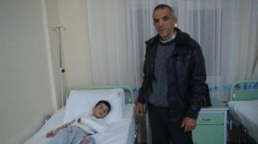 Kolunu Yürüyen Merdivene Kaptıran Çocuğun Tedavisi Sürüyor