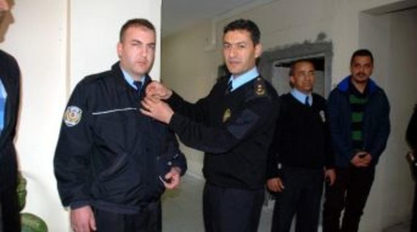 Polis Memuruna &Ouml;d&uuml;l&uuml;n&uuml; Emniyet M&uuml;d&uuml;r&uuml; Takdim Etti