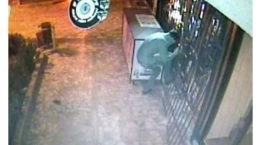 &Uuml;&ccedil; Denemeye Rağmen Markete Giremedi