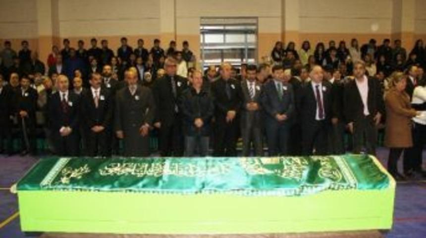 Trafik Canavarı Kurbanı &Ouml;ğretmen İ&ccedil;in Okulda T&ouml;ren D&uuml;zenlendi