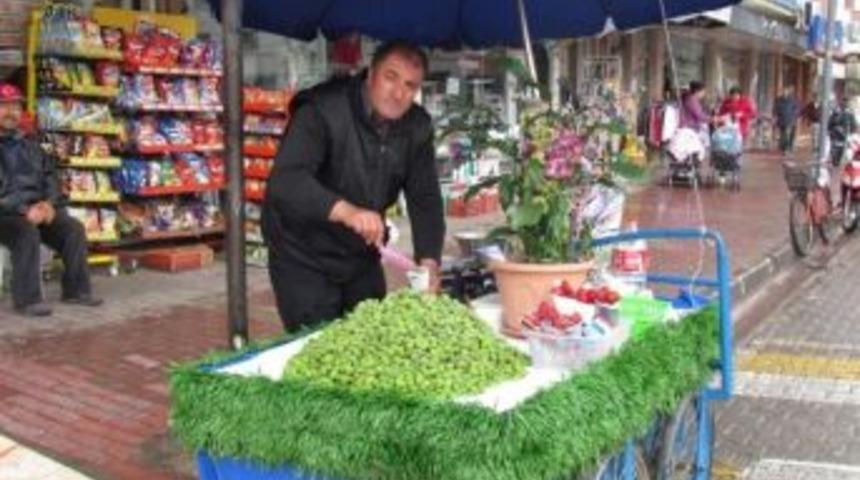 Baharın Habercisi &Ccedil;ağla Badem Tezgahlarda