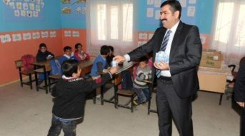 Vali Doğan&rsquo;dan Okul S&uuml;t&uuml; Dağıtımı