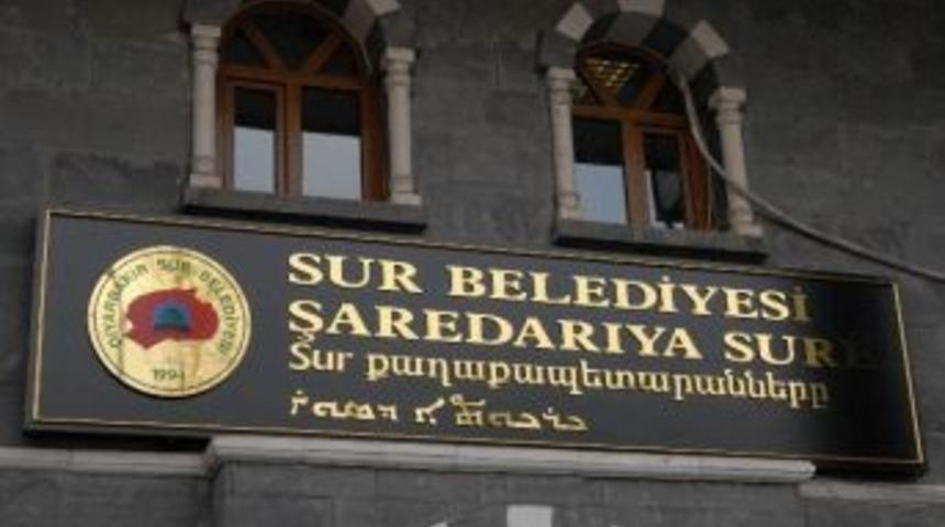 Sur Belediyesi&rsquo;nden D&ouml;rt Dilli Tabela