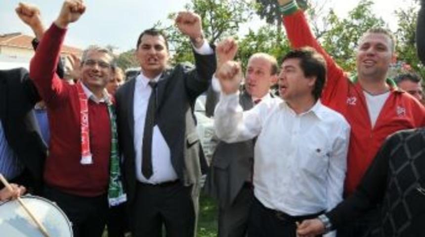 Chp'li Akpınar Ve Engin'den Zafer Halayı