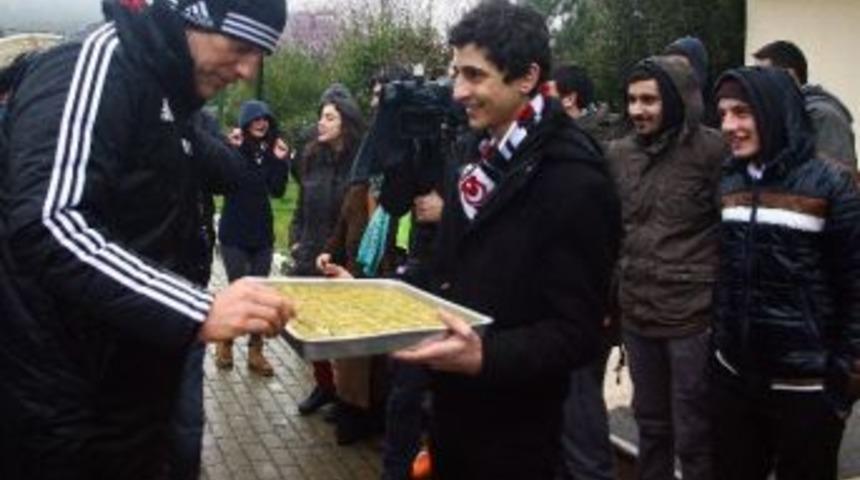 Beşiktaşlı Taraftarlardan Teknik Heyet Ve Futbolculara Tatlı S&uuml;rpriz