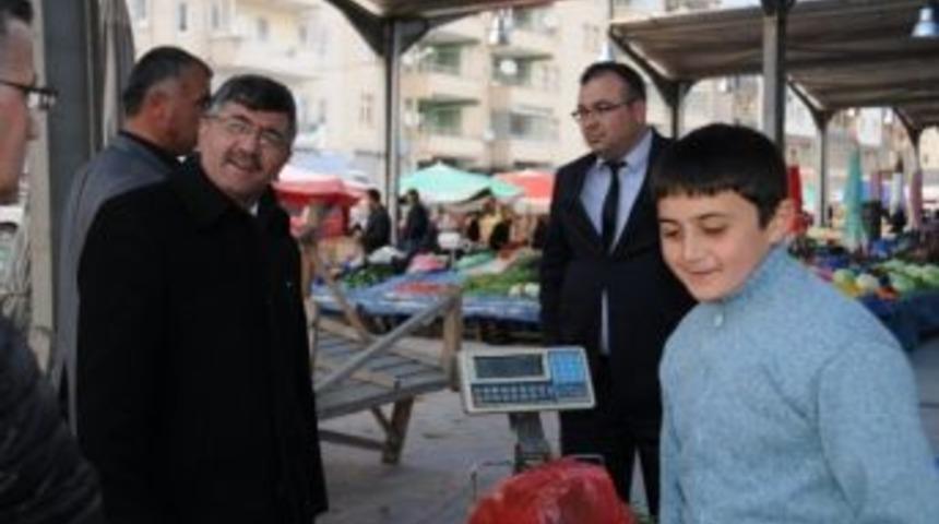 Belediye Başkanı Faruk Akdoğan Pazar Esnafını Ziyaret Etti