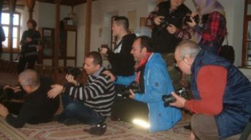 Burhaniye&rsquo;de Resimli Cami İlgi Odağı Oldu