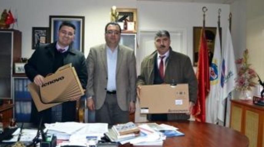 Başkan Ertuğrul K&ouml;y Okullarına Bilgisayar Hediye Etti