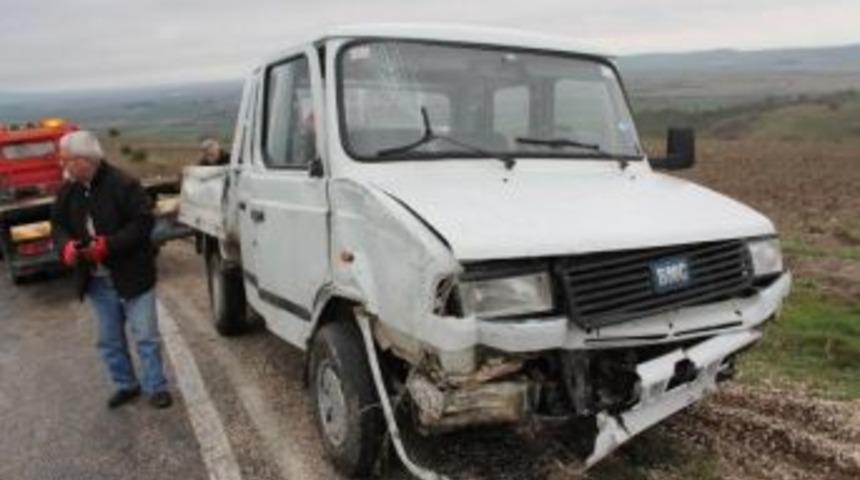 Yağmurda Kayan Kamyonet Takla Attı: 1 &Ouml;l&uuml;, 1 Yaralı