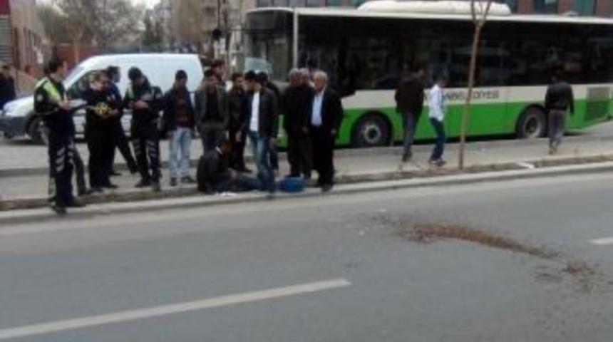 Polis Aracı, &Ccedil;ekirdek Satan Vatandaşa &Ccedil;arptı