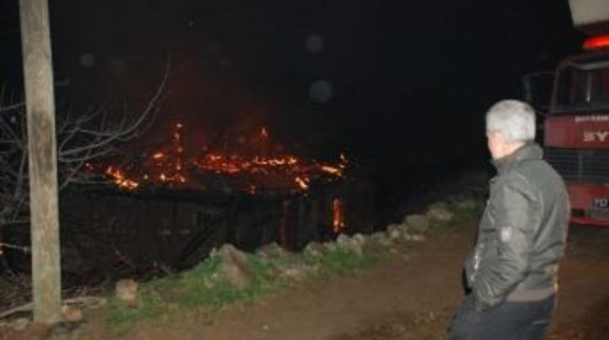 &Ccedil;anakkale'de 2 Ahşap Ev K&uuml;l Oldu