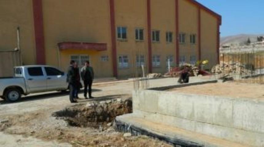 Kaymakam Akt&uuml;rk Gen&ccedil;lik Merkezi İnşaatını İnceledi