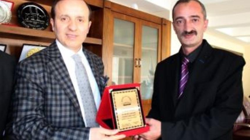 Bor&ccedil;kalılar'dan Başkan K&uuml;&ccedil;&uuml;kler'e Ş&uuml;kran Plaketi